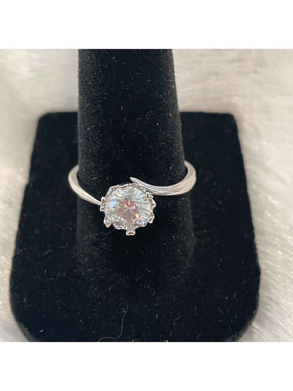 Woman’s Moissanite solitaire woman’s ring size 8 - Picture 2 of 4